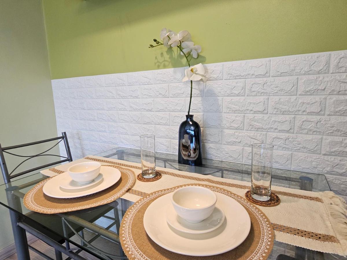 Apartment South Of Market Near High Street Bgc Classy & Stylish Studio, Location With View Manila